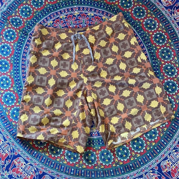 Classic Patagonia geometric design hybrid short. Size 35 - Picture 2 of 8